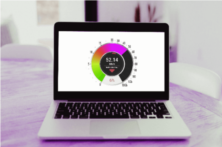 ¿Qué haces cuando tu conexión a Internet es muy lenta? Debes realizar una prueba de velocidad de Internet sencilla. Sin importar el proveedor de tu conexión fija o móvil, con solo un clic obtendrás el resultado de tu test de velocidad de tu banda ancha ADSL, VDSL, cable, fibra óptica o satélite.   En este artículo te explicamos cómo realizar una prueba de velocidad de Internet Telmex, izzi, Totalplay, Megacable y demás operadores de telecomunicaciones en México. También te servirá para comprender qué es, para qué sirve, cómo funciona y cómo leer el test de velocidad. ¿Qué es un test de velocidad de Internet? El test de velocidad de Internet sirve para comprobar qué tan rápida es tu conexión a Internet. Es muy buena idea realizar una prueba de velocidad de ancho de banda para corroborar la calidad de la conexión del punto Wifi principal en todos tus dispositivos Windows, Apple, Android, iOS, etcétera.   Se puede realizar esta comprobación por medio de una herramienta en línea confiable que analiza el rendimiento de tu red móvil o fija en cualquier parte del mundo.   ¿Cómo funciona el medidor de velocidad? El test de velocidad funciona realizando pruebas con tu smartphone, tablet o computadora, sin descargar ningún programa o aplicaciones de terceros.   Da clic en esta prueba de velocidad de Internet desde tu navegador y la herramienta hará todo el trabajo por ti rápidamente. Tomará menos de un minuto todo el proceso.   La herramienta descargará un archivo automáticamente que no ocupará espacio en tu equipo, solo calcula la velocidad de descarga. Luego subirá un archivo para conocer la velocidad de carga y así conocerás qué tan efectiva es tu conexión dependiendo de tu plan contratado.      Lo primero que verás es un medidor de velocidad como el de un carro, solo que medirá cuántos megas recibes. Mientras menos tiempo tome este proceso de descarga y carga, significa que tu conexión es más veloz.   Algunos factores pueden afectar el resultado de la prueba, como: el momento en que lo realizas, qué tan cerca está el dispositivo de tu módem o si tu conexión está experimentando alguna intermitencia.   Al ser un test en tiempo real, realiza varias comprobaciones con la herramienta para obtener un resultado detallado.   Obtener un test de velocidad de Internet preciso Haz varios test de velocidad en diferentes horas del día para obtener una mejor perspectiva de la velocidad real. Recuerda que los resultados reflejan la calidad de experiencia del servicio de Internet que tienes contratado.   La precisión del speed test dependerá de lo siguiente:   Reinicia el módem o router   Desconecta de tu red cualquier consola de videojuegos, computadoras, tablets y smartphones que pudieran estar consumiendo tu servicio de Internet porque esto podría afectar la velocidad. Incluso, considera cambiar la contraseña de tu módem antes de examinar tu conexión.   Elimina todos los virus en tu computadora y comprueba que está configurado en tu navegador antes del test.   Desde tu computadora   Idealmente se recomienta realizar la prueba con tu conexión Ethernet para evitar interferencias y obtener el resultado en menos de un minuto. Además así se aprovecha al máximo la velocidad.     Cierra aplicaciones o programas para descargar archivos   Las apps de tu smartphone y los softwares de descarga consumen recursos de tu conexión. Lo mismo que las apps de streaming de video como Netflix, Amazon Prime Video, Disney Plus, HBO Max y YouTube.   Checa que nadie utilice estas apps y que se apaguen todos los videojuegos en línea en ese momento. Asegúrate de cerrar todos los programas activos. ¿Cómo leer el test de velocidad de Internet? Para comprender el estado de tu red, basta con entender que verás un velocímetro con los parámetros de velocidad de subida y bajada expresados en Megabits por segundo.   Estos son los términos clave para saber leer los resultados del test:   Velocidad de descarga: es la velocidad con que los datos o información llegan a tu dispositivo y la unidad de medición es en Mbps (Megabits por segundo)   Velocidad de carga: esto indica qué tan rápido se “suben” los datos a Internet. Te dice qué tan rápido viajan los datos desde tu computadora o dispositivo móvil a Internet.   Mbps: muestra la cantidad de bits que se transfieren por segundo en intervalos de un millón de bits por cada segundo. No lo confundas con “Megabytes”, éstos indican cuánto pesa un archivo digital.   Ping: Significa Pocket Internet Groper. Este es el comando con que se envía un paquete a un servidor. Indica cuánto tiempo tardó este paquete en ir y regresar.   Con esto ya puedes comprobar la velocidad de tu conexión a Internet. Test de Velocidad de Internet Telmex ¿Notaste que tu servicio de Infinitum es muy lento? Es frustrante navegar en Internet y que derepente tus tareas se vean interrumpidas porque estás perdiendo velocidad. Así que necesitas comprobar la velocidad de tu servicio de Internet Telmex y obtener resultados confiables.   La solución es usar la herramienta que te hemos mostrado arriba y comprobar la velocidad de tu paquete Telmex Infinitum, ya sea ADSL o Infinitum de fibra óptica.   Presta atención a la velocidad de descarga de datos y la velocidad de carga datos en varias ocasiones y comprueba la latencia o rapidez de la conexión.   Desbes saber que la velocidad de Internet Telmex Infinitum abarca de 20 a 200 Mbps, según el servicio que tengas contratado. Aunque siempre puedes cambiar de proveedor, pues Telmex es uno de los servicios con más quejas de sus usuarios en México.   Test de Velocidad de Internet izzi Usa la misma herramienta de medidor de velocidad izzi para consultar la velocidad de tu conexión.   Es recomendable hacer más de cuatro pruebas de velocidad y checar que sea igual o mayor al 80% de la velocidad que has contratado para que compruebes que la velocidad es la adecuada para ti.   Si no tienes un cable de red o Ethernet para realizar el test de velocidad izzi, puedes realizarlo mientras estás conectado a la red Wifi de tu módem. Comprueba si tu módem es de doble banda, es decir, si tiene dos nombres de red. De ser así, contáctate a la red que tenga la terminación _5.0 ó -5G.   Acerca tu laptop, smartphone o tablet lo más que puedas a tu módem izzi para evitar obstáculos que interfieran con la señal.   De acuerdo con el Tercer Informe Trimestral Soy Usuario 2021 del Instituto Federal de Telecomunicaciones, IFT, izzi es el operador con menos quejas de su servicio de Internet fijo con un índice de 4.20 por cada 100 000 líneas o suscriptores. Test de Velocidad de Internet Totalplay Si eres usuario de Totalplay, entra al speedtest que te recomendamos y sabrás si tu Internet está muy lento. Aunque este proveedor ofrece un servicio de fibra óptica, es sabido que también tiene problemas con sus usuarios.   Totalplay es el tercer servicio de Internet con más inconformidades en México. Al tener una base de suscriptores menor que la de izzi, saber que tiene tantas quejas puede alarmar a los suscriptores de esta operadora de telecomunicaciones.   Lo mejor es comprobar por ti mismo que el servicio de Internet que tienes contratado es de buena calidad. Toma en cuenta que la velocidad de Internet de Totalplay puede llegar hasta 1000 Mb, pero solo está disponible en ciertos lugares de cobertura Totalplay.
